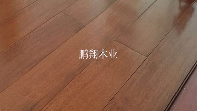 复合地板胶水味刺鼻，到底能不能退